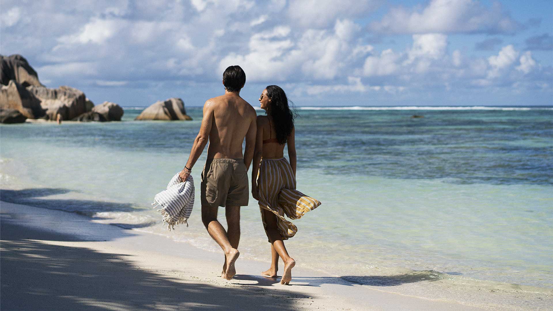 Blødt sand på stranden på ved Raffles Seychelles