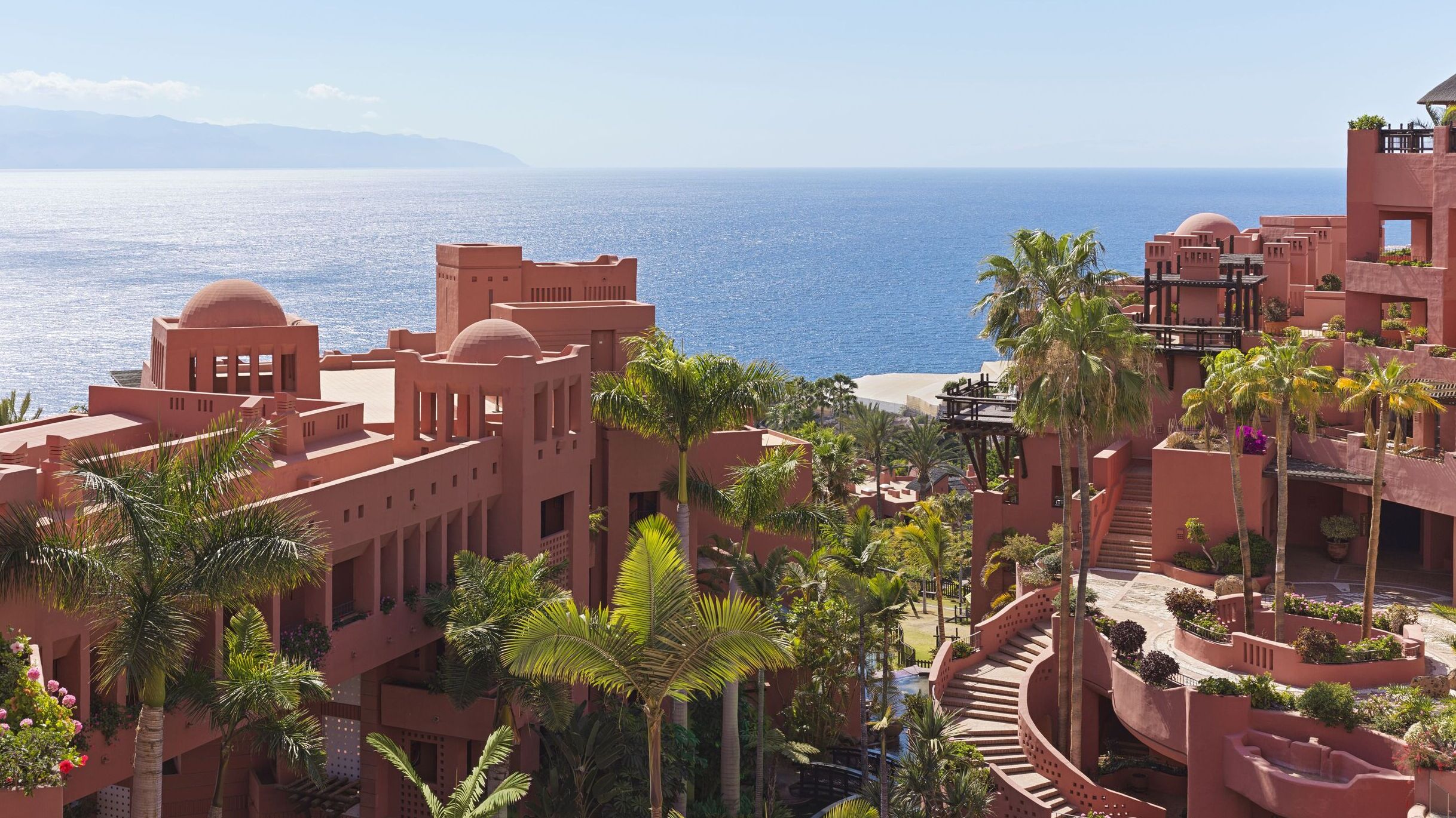 Spanien, Tenerife, Ritz-Carlton Tenerife, Abama. Udsigt over hotel og hav. Kredit. Paul Thuysbaert
