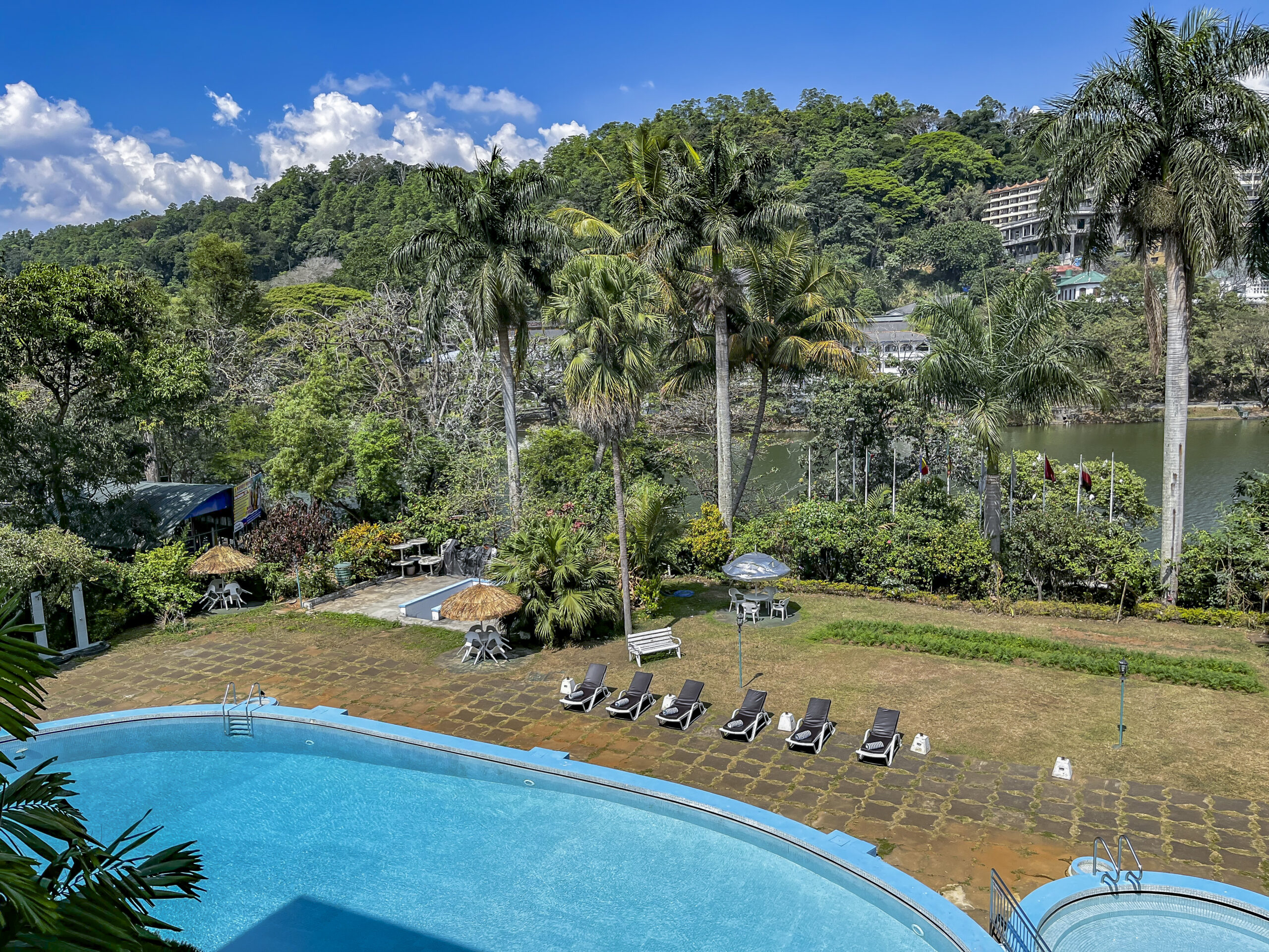Sri Lanka Kandy Suisse Hotel Pool Og Udsigt