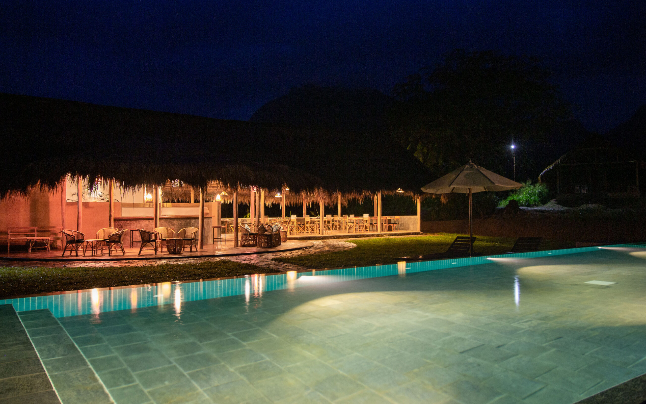 Sri Lanka Wild Glamping Gal Oya Pool Restaurant Aftenstemning