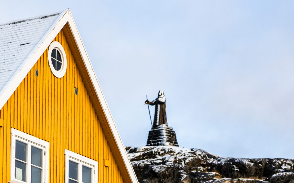 Grønland, Nuuk, kolonihavnen og statue af Hans Egede, Photo Matthew Littlewood, Visit Greenland