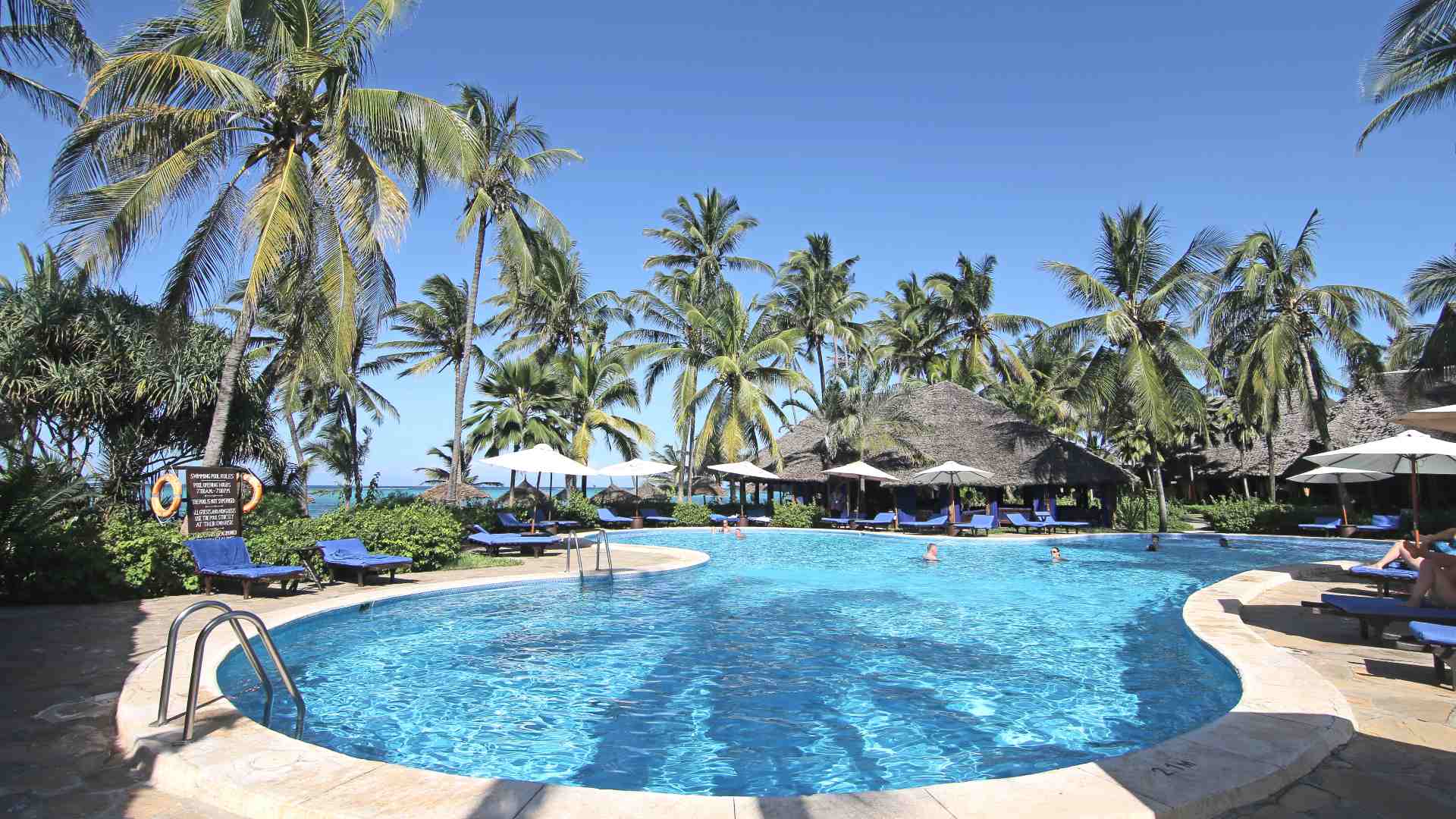 Swimmingpool ved stranden på Breezes Beach Club & Spa Zanzibar