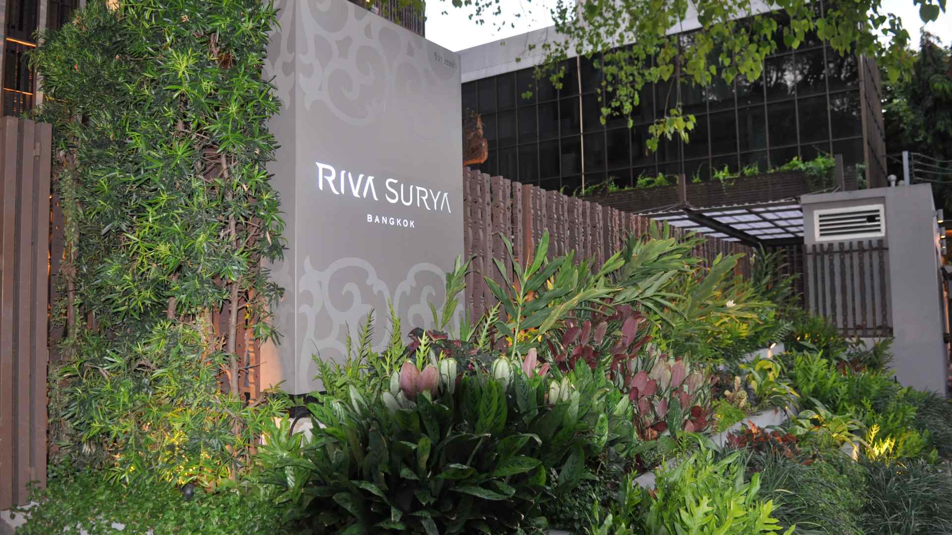 Thailand, Bangkok, Riva Surya, Garden Outside