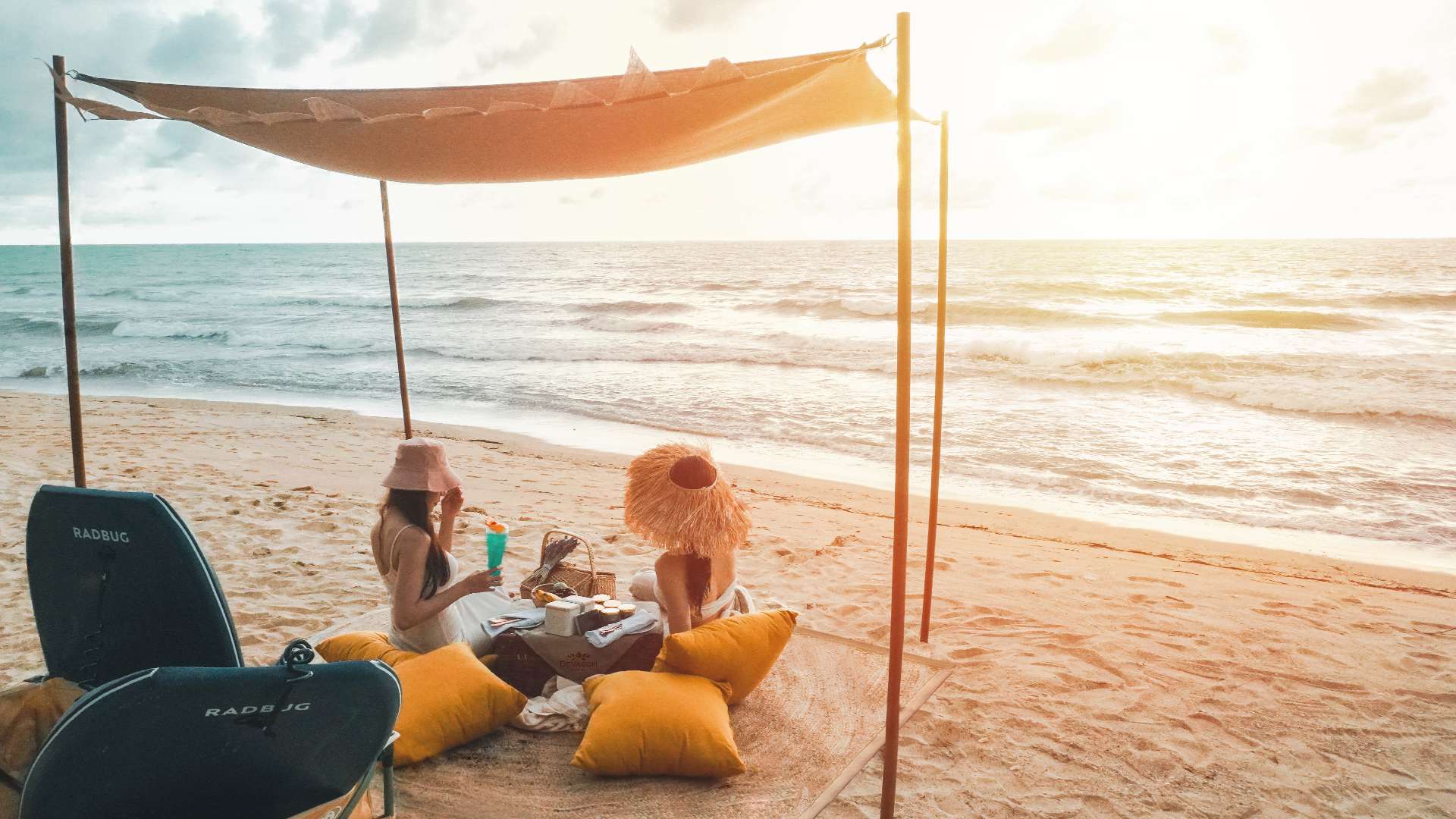 Thailand, Khao Lak, Devasom Khao Lak, picnic p&aring; stranden