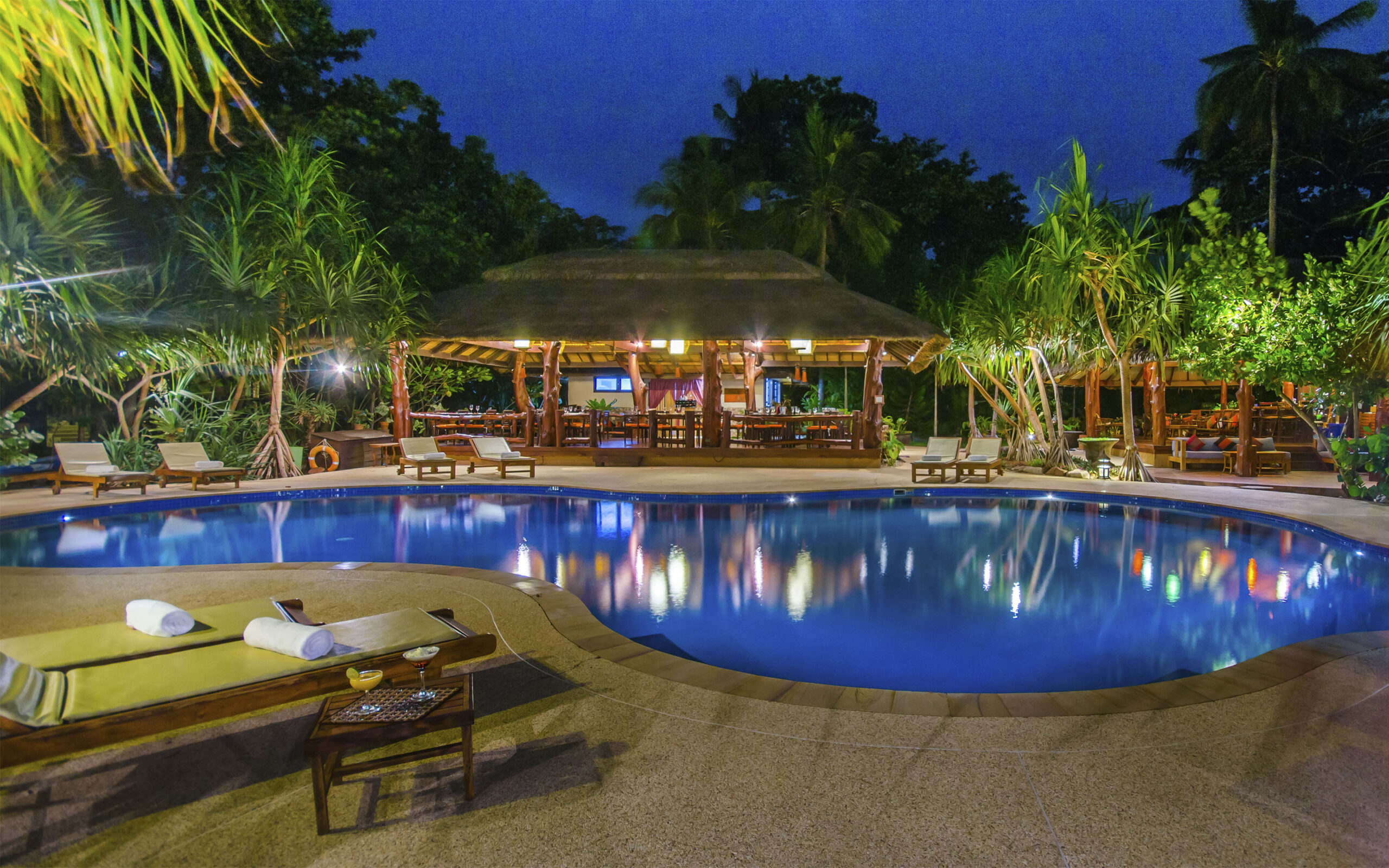 Koh Jum Beach Villas Pool Og Restaurant Aftenstemning