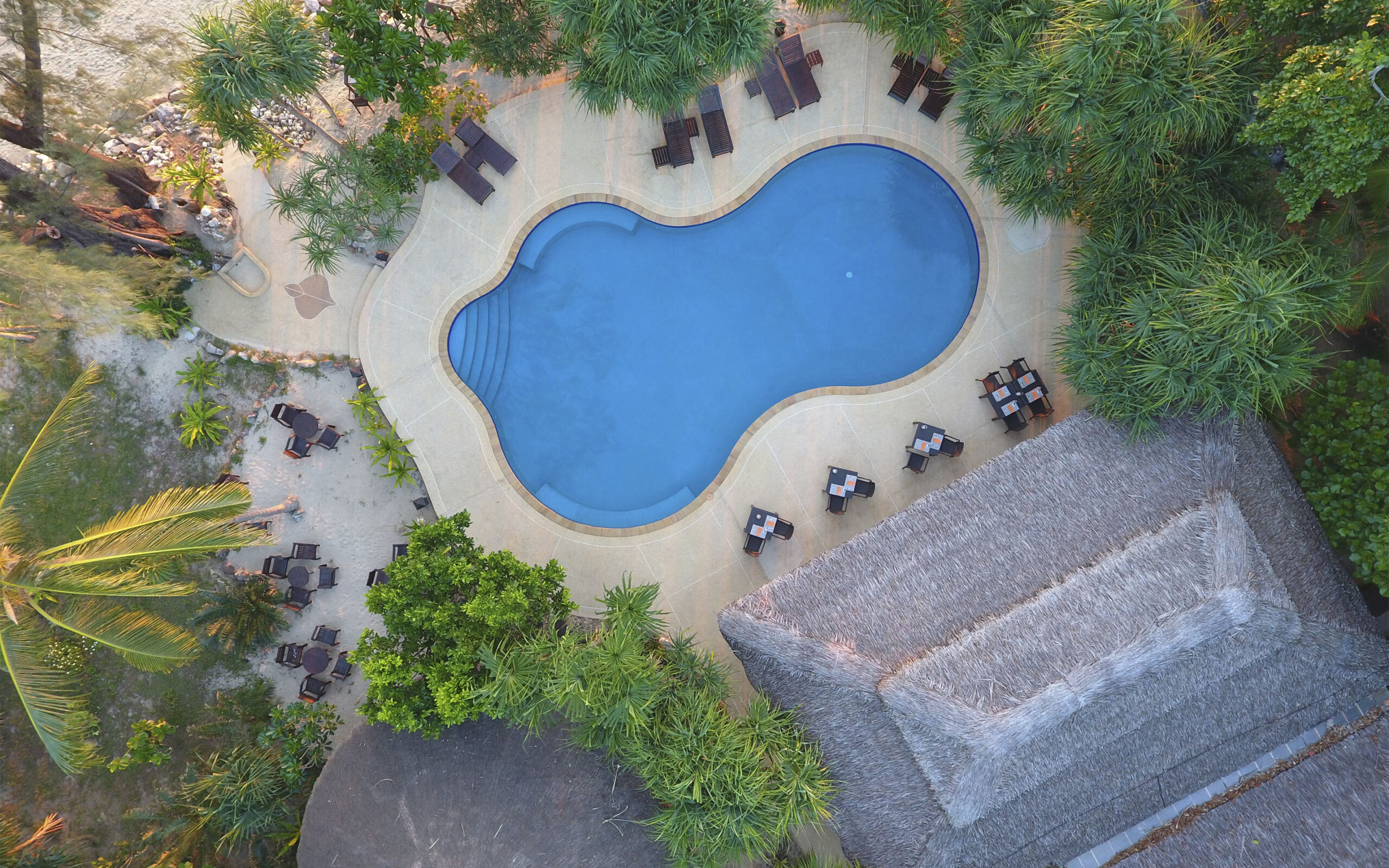 Koh Jum Beach Villas Pool Og Restaurant