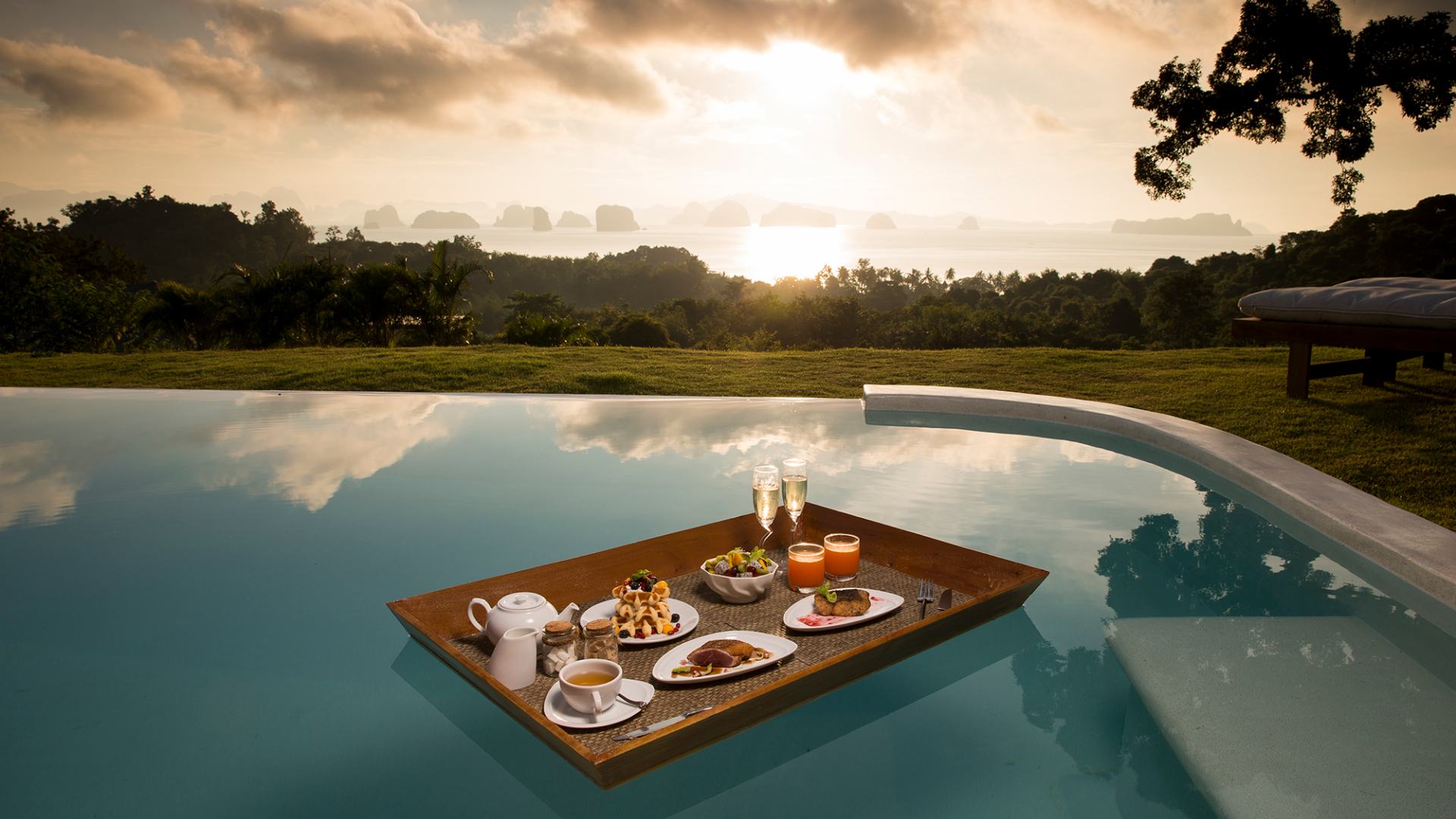 Thailand, Koh Yao Noi, 9 Hornbills Tented Camp, Morgenmad Pool