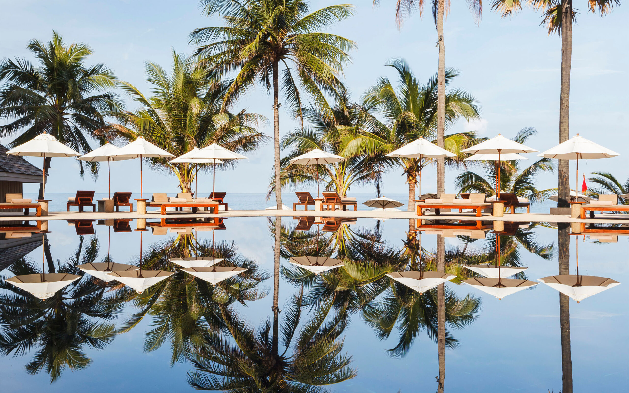 Thailand Phuket The Surin Middag Ved Poolen