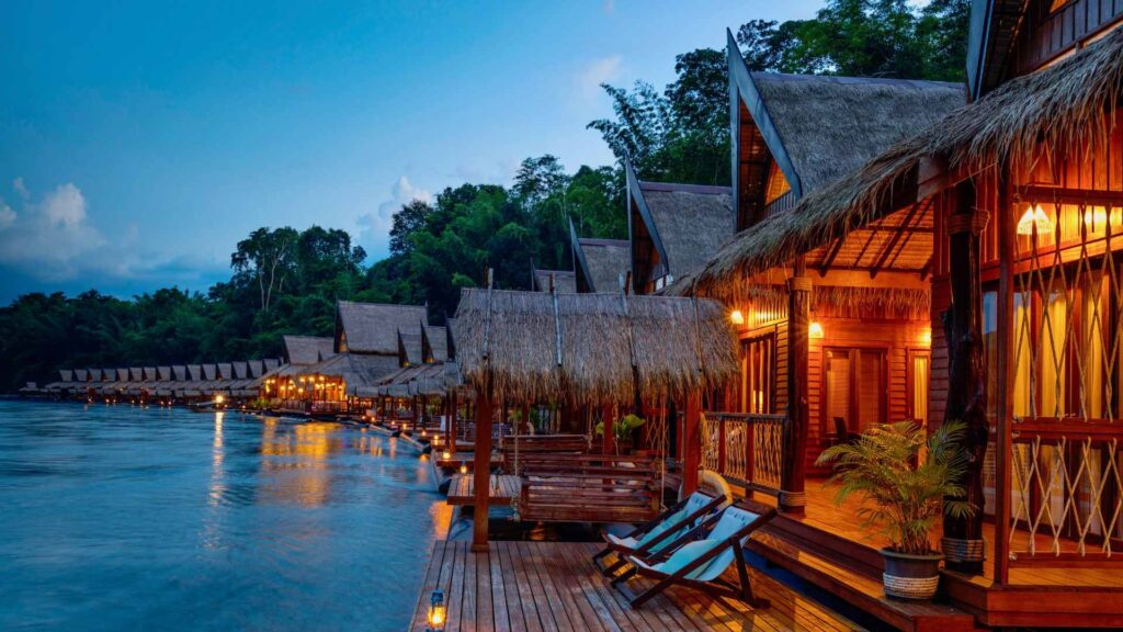 floathouse i aftenlys river kwai thailand