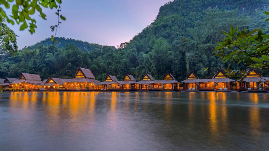 aftenstemning ved floathouse river kwai thailand