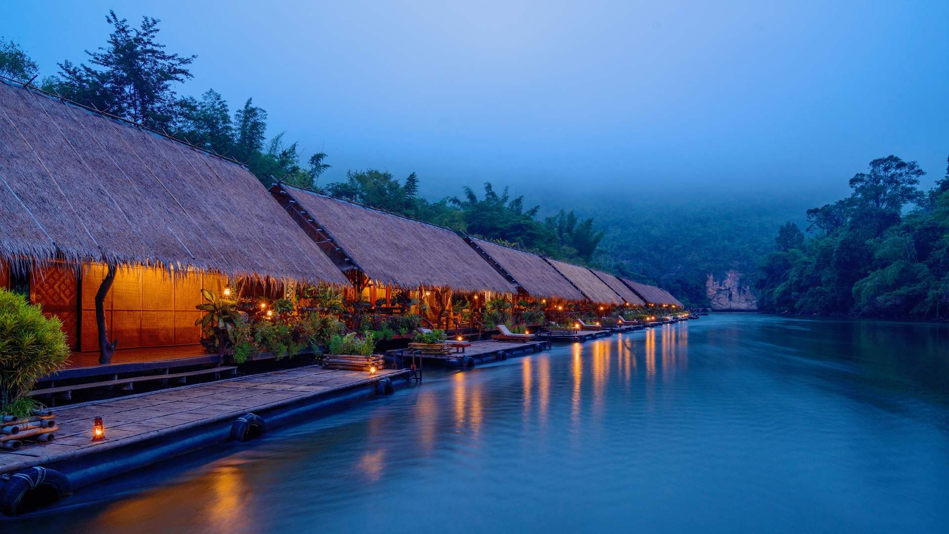 aftenstemning ved river kwai thailands jungle