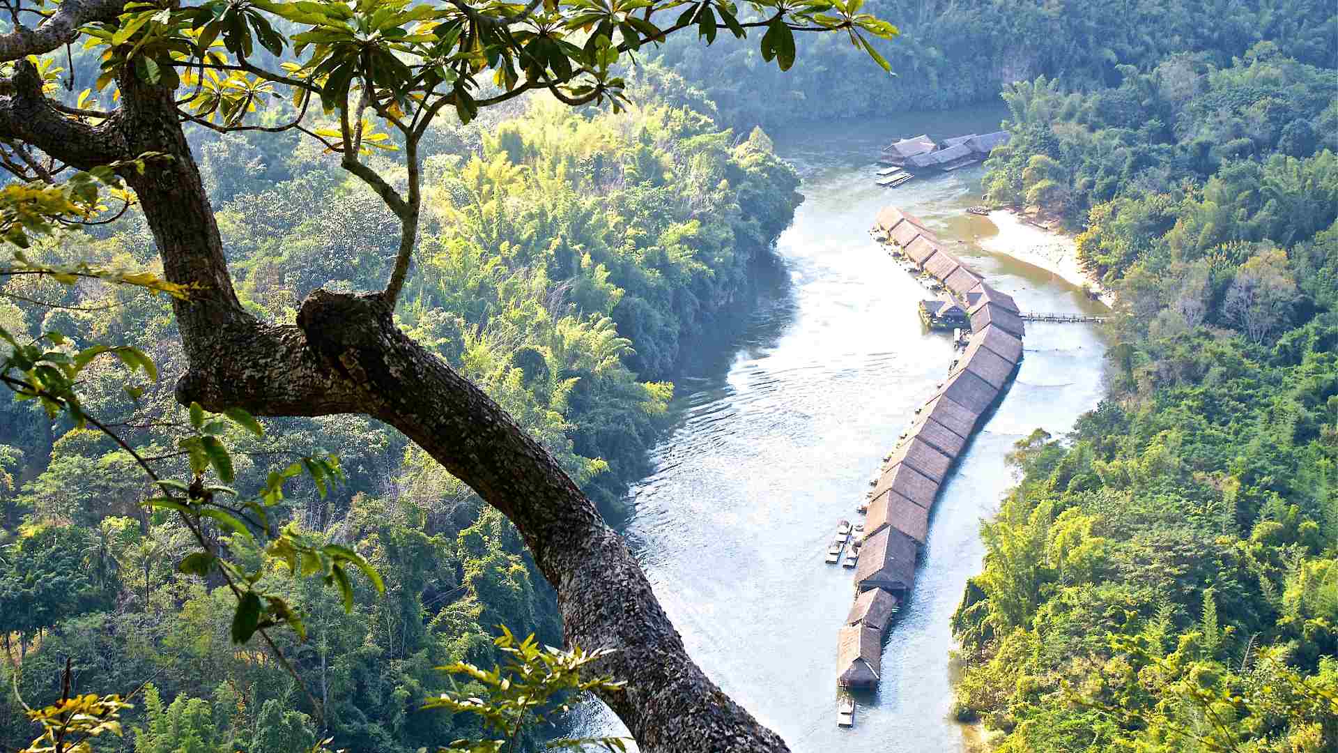 luftfoto af jungle raft p&aring; river kwai thailand