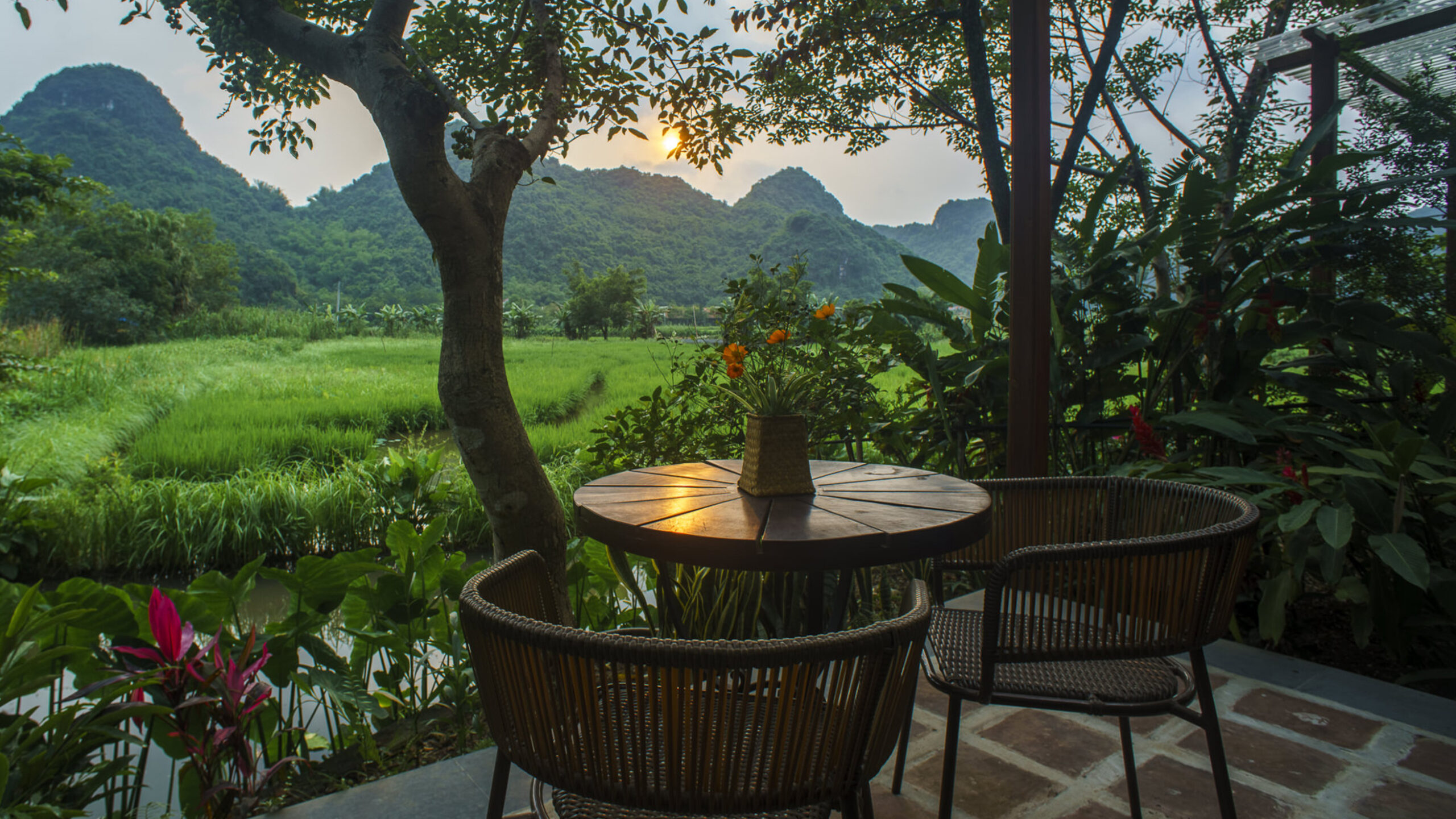 Vietnam ninh binh tam coc garden valley bungalow view solnedgang