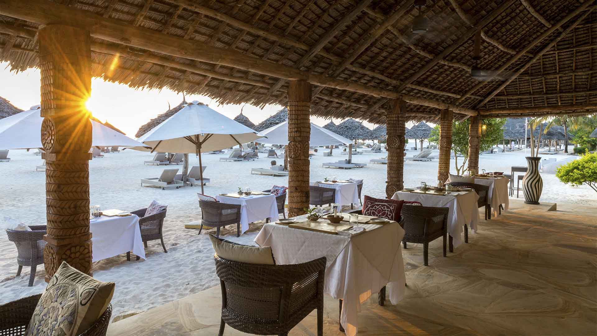Gold Restaurantmed strand- og havudsigt