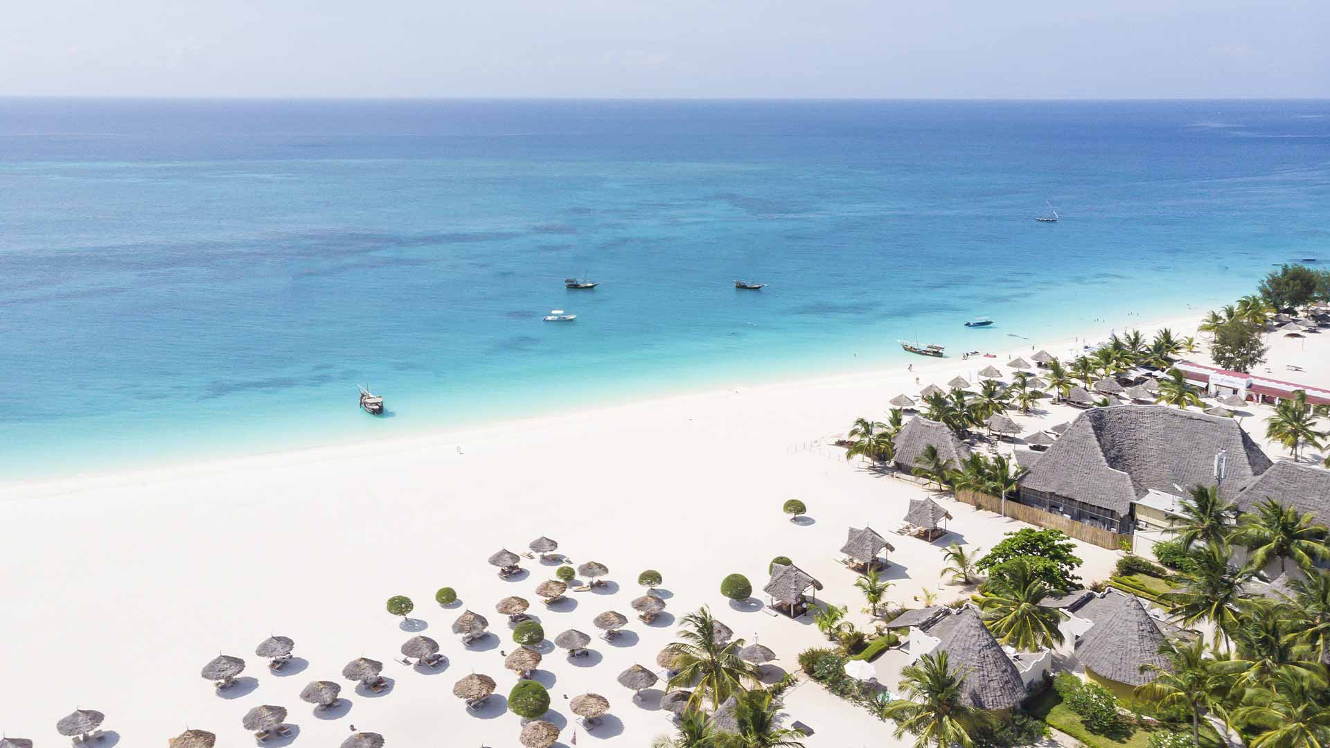 Den brede strand foran resortet