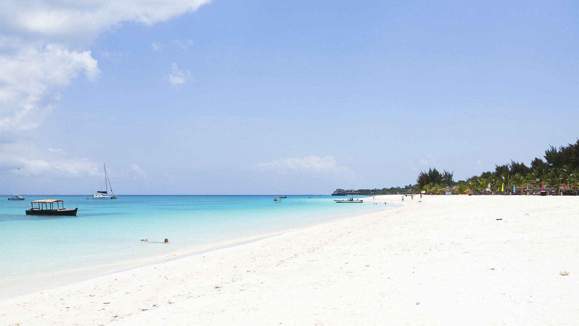 Den lange hvide strand foran Gold Zanzibar