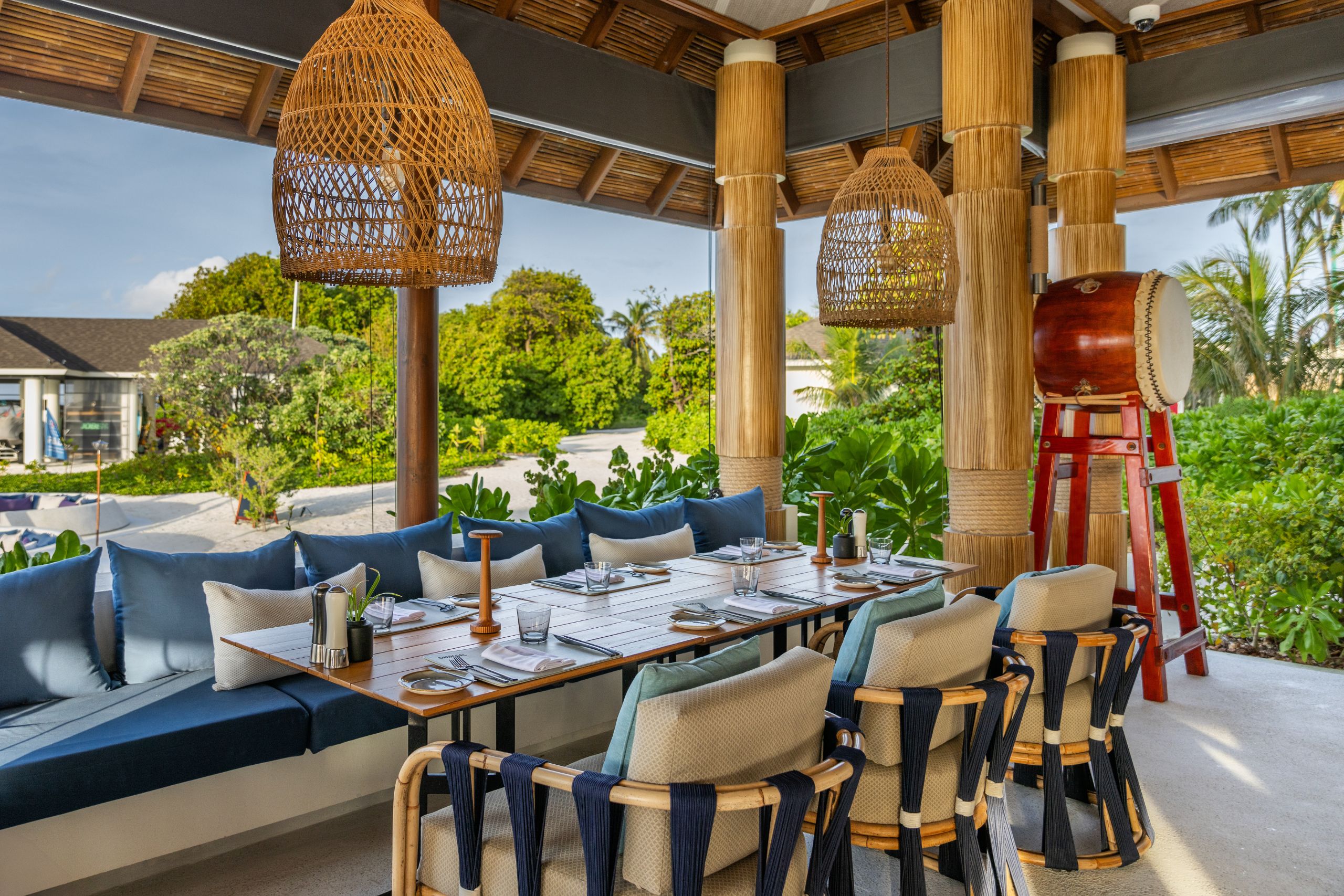 maldiverne avani plus fares charcoal restaurant