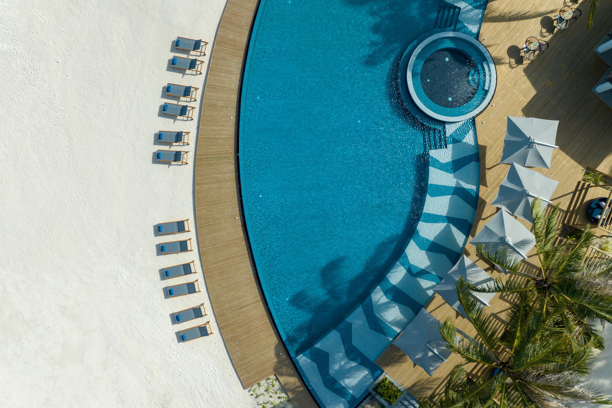 maldiverne avani plus main pool western beach