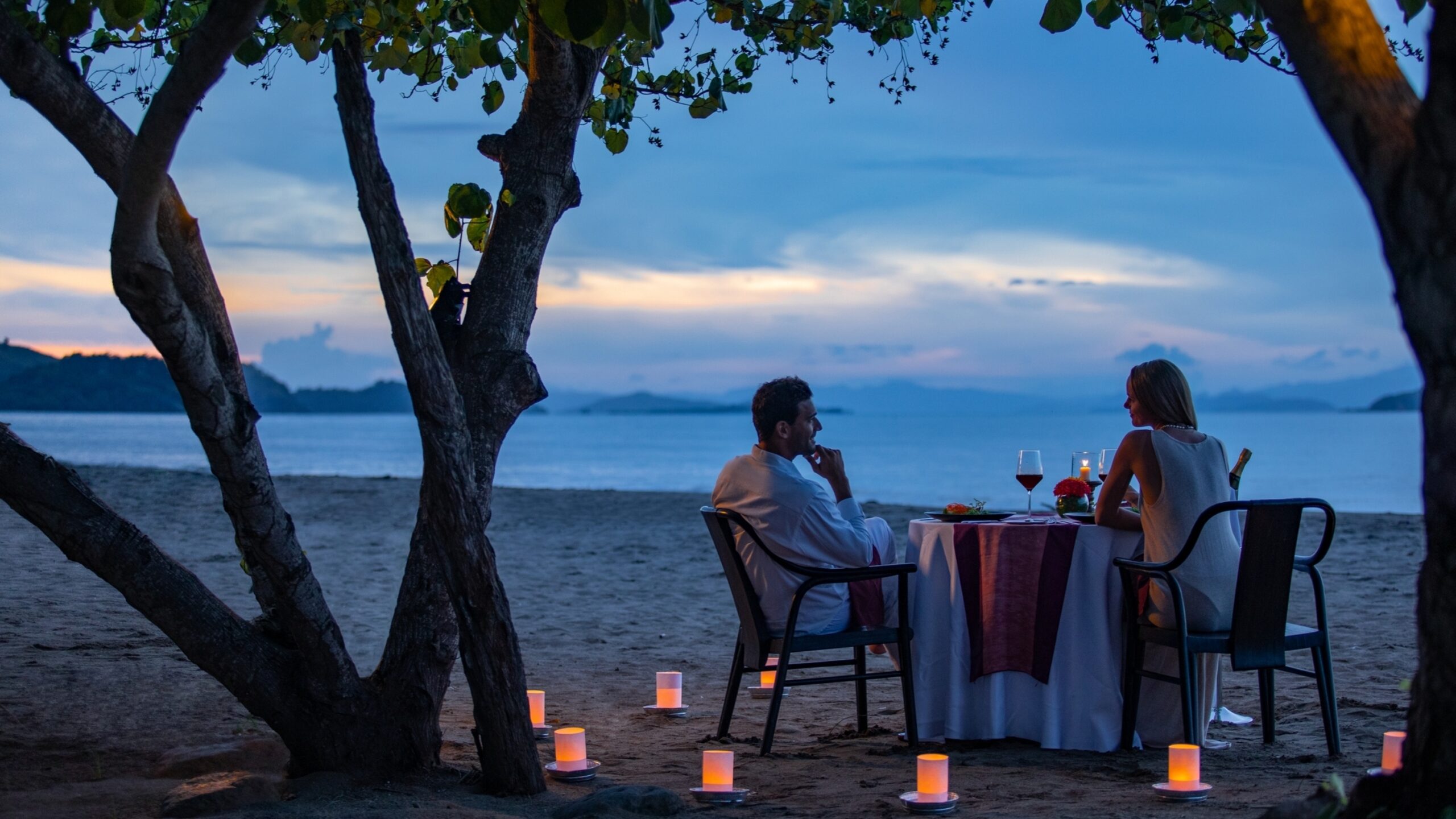 Indonesien flores labuan bajo sudamala komodo dinner beach scaled resort