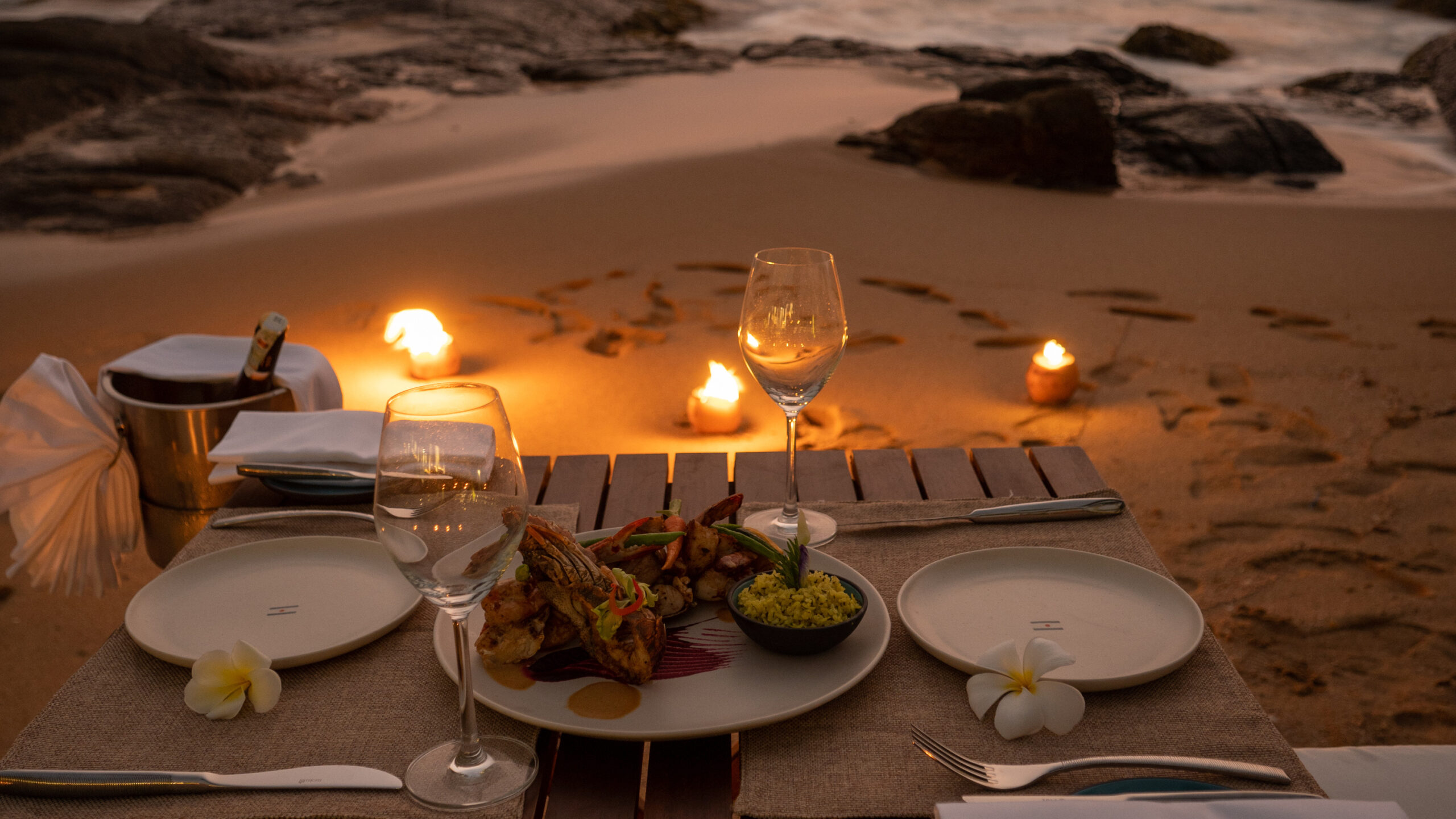sri lanka ahu bay beach dinner scaled oplevelse