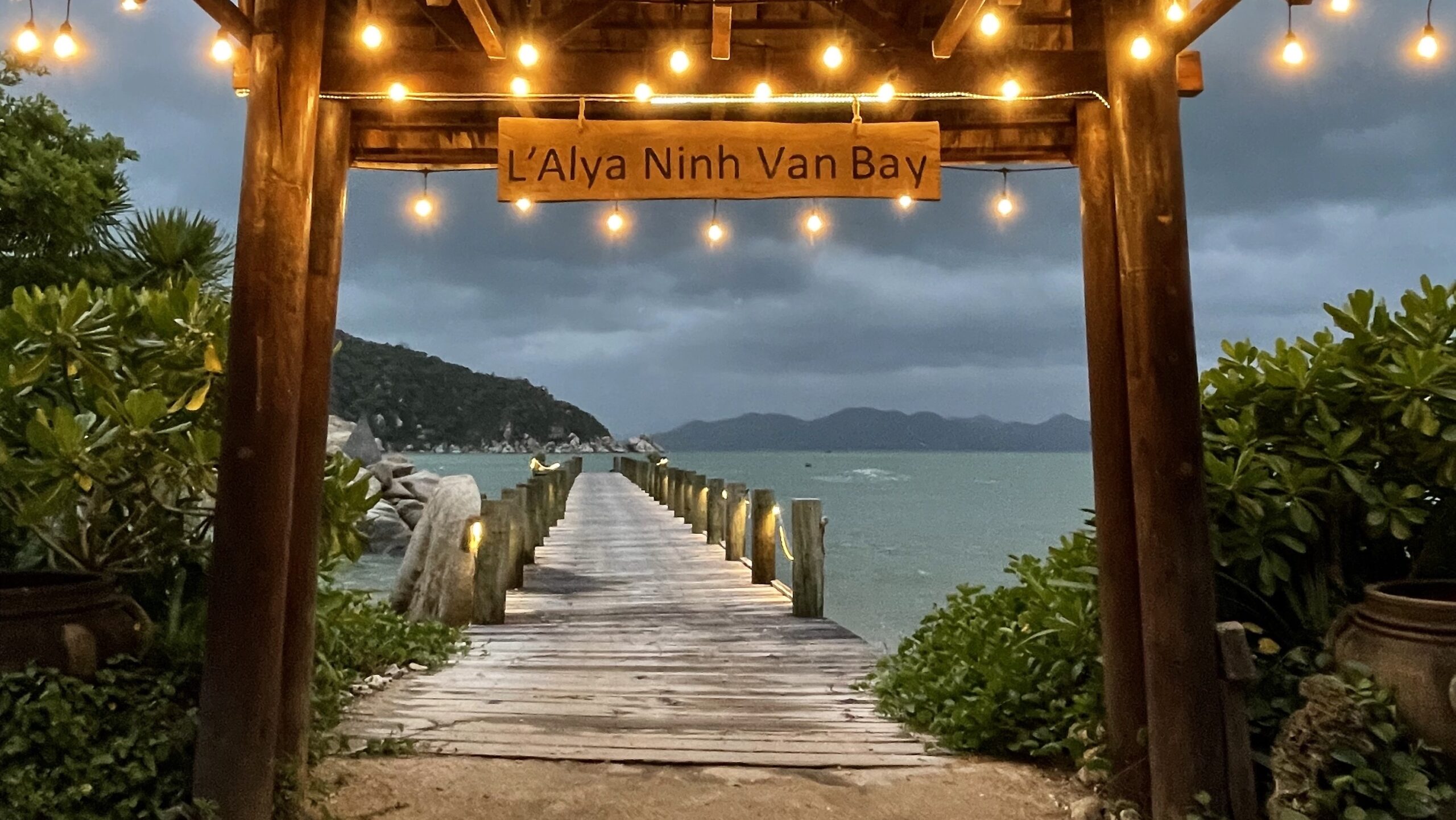 Vietnam nha trang lalya ninh van bay arrival dock scaled hotel solnedgang